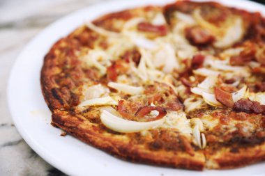 Gevrek domuz pastırması soğan açık masa üzerinde pizza