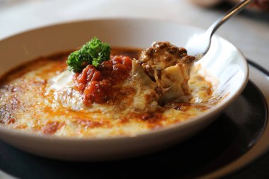 Ev yapımı sığır eti lazanya yemek restoranı, İtalyan gıda üzerinde