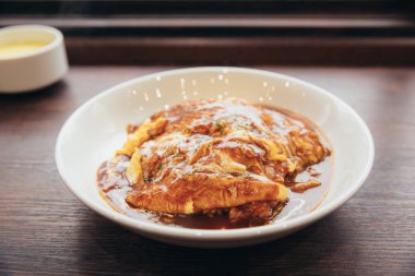 Köri pirinç omlet Japon tarzı ahşap arka plan film vintage stili ile