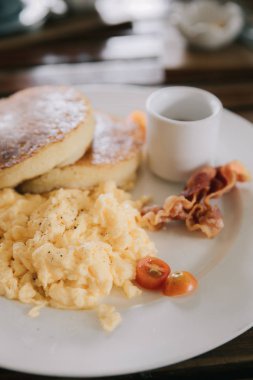 Scramble yumurta Gözleme ve pastırma kahvaltı gıda film vintage tarzı ile