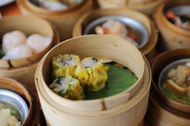 Dim sum ahşap sepeti, Çin yemeği üzerinde