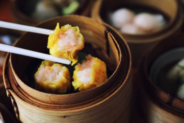 Dim sum ahşap sepeti, Çin yemeği üzerinde