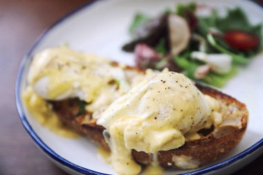 Yumurta benedict, ahşap arka plan, İngiliz kahvaltısı tost ile haşlanmış yumurta