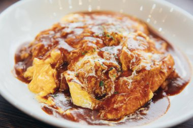 Köri pirinç omlet Japon tarzı ahşap arka plan film vintage stili ile