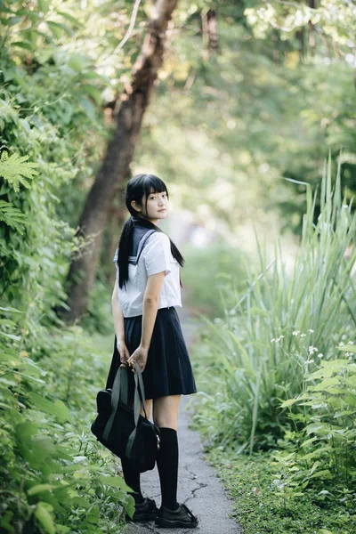 Porträtt Asiatiska Japanska School Girl Kostym Tittar Park Utomhus Film — Stockfoto