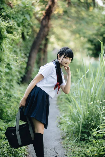 Πορτρέτο Της Ασίας Ιαπωνικά Σχολή Κοστουμιών Κορίτσι Ψάχνει Στο Πάρκο — Φωτογραφία Αρχείου
