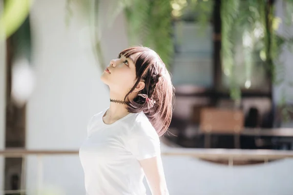 Retrato Menina Asiática Com Camisa Branca Saia Olhando Sorriso Natureza — Fotografia de Stock