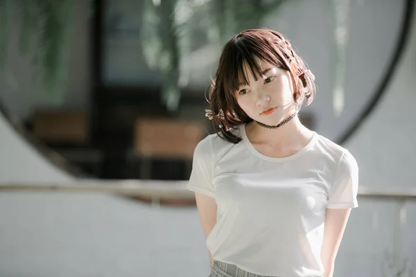 Retrato Chica Asiática Con Camisa Blanca Falda Mirando Sonrisa Naturaleza —  Fotos de Stock