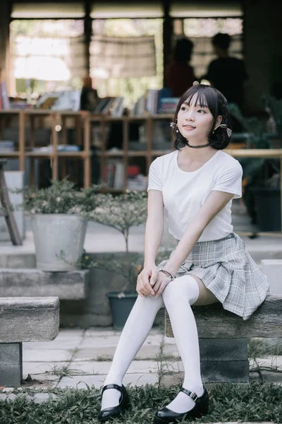 Portrét Asijské Dívky Bílou Košilí Sukní Při Pohledu Venkovním Městském — Stock fotografie