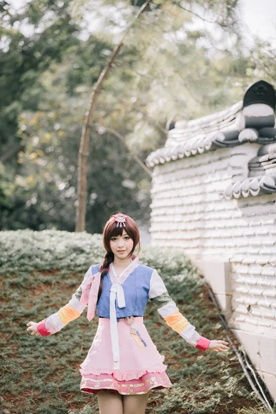 Portrait Hanbok Costume Jeune Femme Regardant Sourire Dans Parc Coréen — Photo