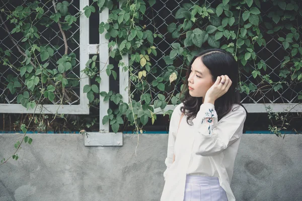 Retrato Menina Asiática Com Camisa Branca Saia Olhando Livre Urbano — Fotografia de Stock