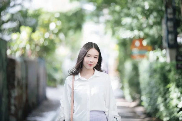 Portret Azjatki Dziewczyna Białą Koszulą Spódnicą Patrząc Plenerze Miejski Vintage — Zdjęcie stockowe