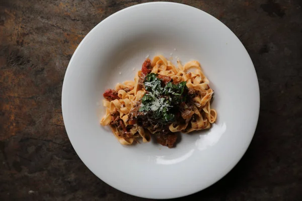 Pasta Fettuccine Boloñesa Con Salsa Ternera Tomate Sobre Fondo Madera —  Fotos de Stock