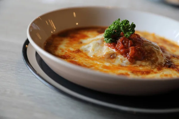 レストランでは イタリア料理の皿の上の自家製牛肉ラザニア — ストック写真
