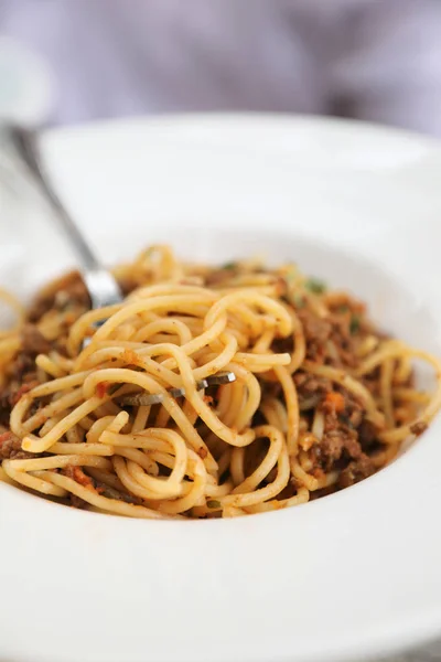 Spagetti Bolognese Darált Marhahússal Paradicsommártással Parmezános Sajttal Bazsalikommal Díszítve Olasz — Stock Fotó