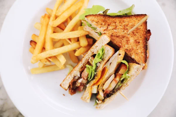 Club Sandwich Sandwich Met Spek Kip Tomaat Met Gebakken Buiten — Stockfoto