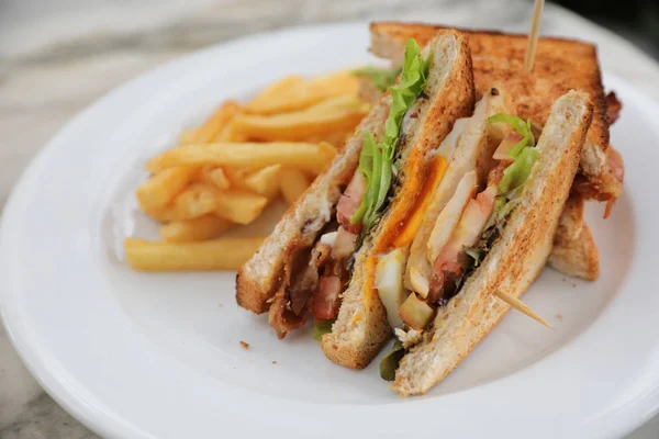 Club Sandwich Smörgås Med Ägg Bacon Kyckling Tomat Med Stekt — Stockfoto