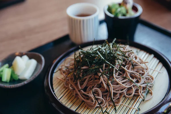 Soba Nudeln Mit Suppe Auf Holz Hintergrund — Stockfoto