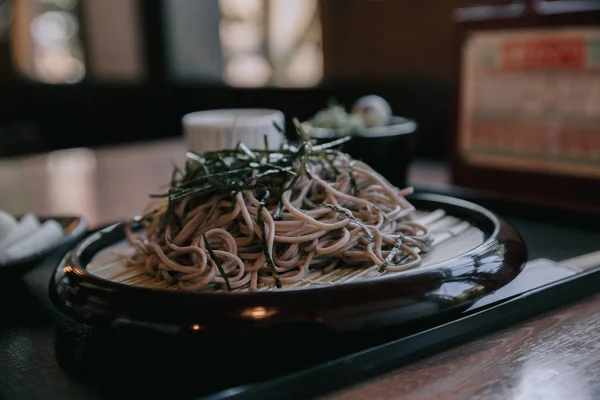 Soba Nudeln Mit Suppe Auf Holz Hintergrund — Stockfoto