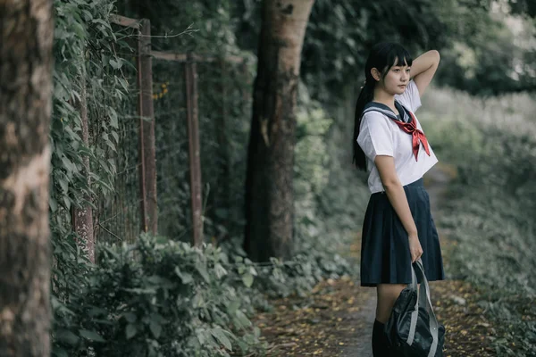 Porträtt Asiatiska Japanska School Girl Kostym Tittar Park Utomhus Film — Stockfoto