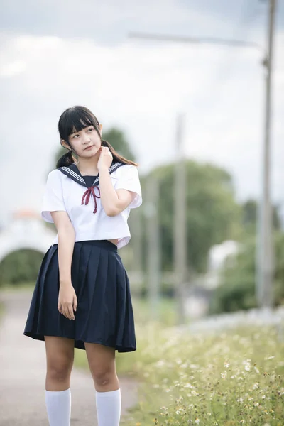 Porträtt Asiatiska Japanska School Girl Kostym Tittar Park Utomhus Film — Stockfoto