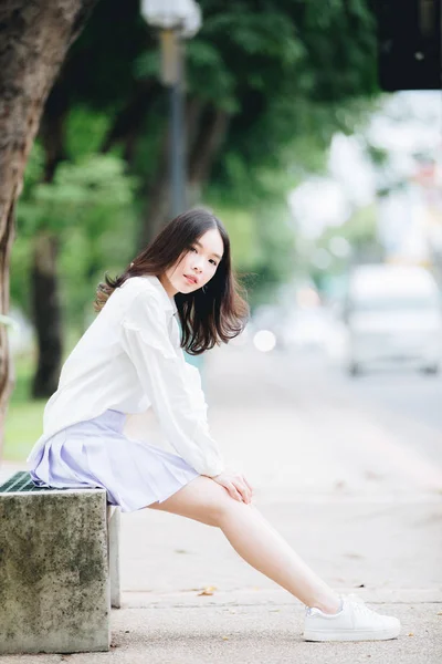 亚洲女孩的肖像与白色衬衫和裙子坐在放松 户外自然复古电影风格 — 图库照片