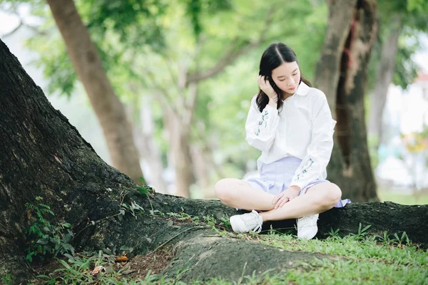 Portret Van Aziatisch Meisje Met Witte Shirt Rok Vergadering Ontspannen — Stockfoto