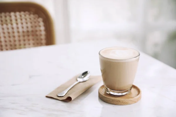 Cappuccino Eller Latte Konstkaffe Gjort Mjölk Träbordet Caféet — Stockfoto