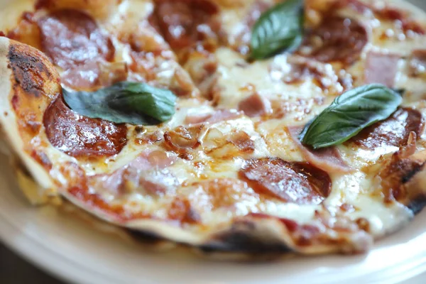 Пицца Беконом Ветчиной Заднем Плане Ресторана — стоковое фото