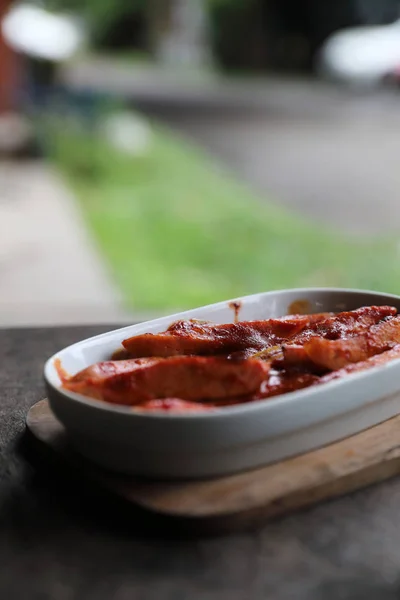 Traditionella Tyska Currywurst Bitar Korv Med Currysås Trä Bakgrund — Stockfoto