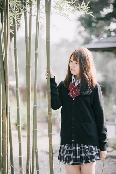Portret Van Aziatische Japanse School Meisje Kostuum Kijken Naar Park — Stockfoto