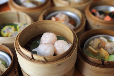 Dim sum ahşap sepeti, Çin yemeği üzerinde