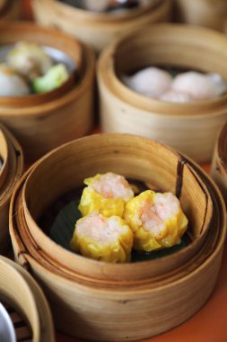 Dim sum ahşap sepeti, Çin yemeği üzerinde