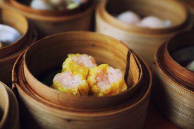 Dim sum ahşap sepeti, Çin yemeği üzerinde