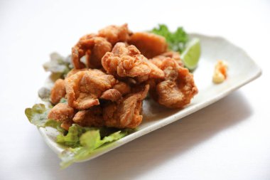 Karaage, kızarmış tavuk Japon ahşap arka plan üzerinde stil.