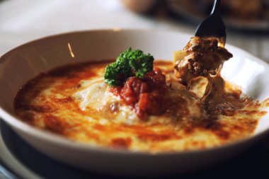 Ev yapımı sığır eti lazanya yemek restoranı, İtalyan gıda üzerinde