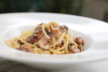 Spagetti carbonara, açık hava restoranı İtalyan gıda peynir pastırma ile makarna beyaz sos