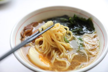 Ramen Japon şehriye çorbası gıda şehriye domuz eti yumurta yosun ile 
