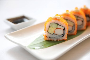 California rollsl suşi yumurta salatalık avokado krem peynir kırmızı havyar Sushi Menüsü ile. Japon yemekleri. Amerikan tarzı