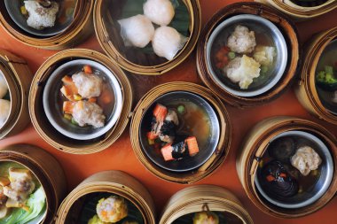 Dim sum üzerinde ahşap sepeti, Çin yemeği üstten görünüm