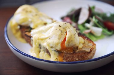 Yumurta benedict, ahşap arka plan, İngiliz kahvaltısı tost ile haşlanmış yumurta