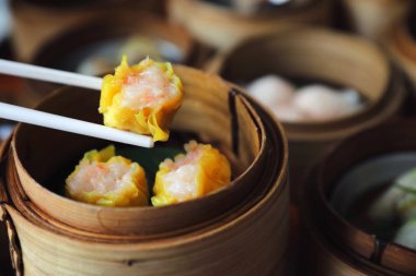 Dim sum ahşap sepeti, Çin yemeği üzerinde