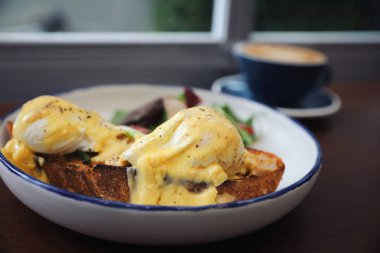 Yumurta benedict, tost ve coffeeon ahşap arka plan, İngiliz kahvaltısı ile haşlanmış yumurta