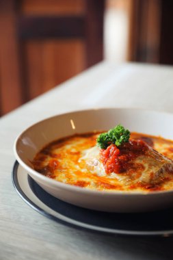 Ev yapımı sığır eti lazanya yemek restoranı, İtalyan gıda üzerinde