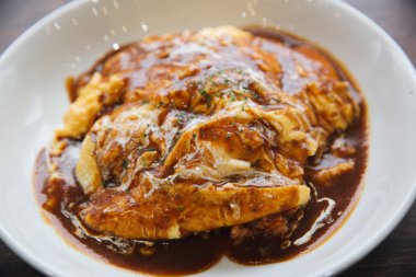 Köri pirinç omlet Japon tarzı ahşap arka plan film vintage stili ile