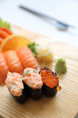 Somon suşi ve sashimi ahşap plaka Japon yemekleri