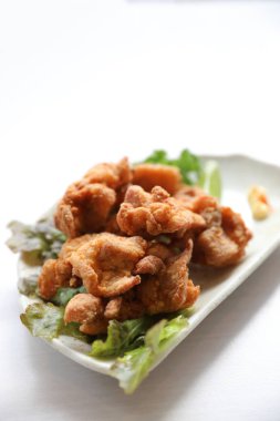 Karaage, kızarmış tavuk Japon ahşap arka plan üzerinde stil.