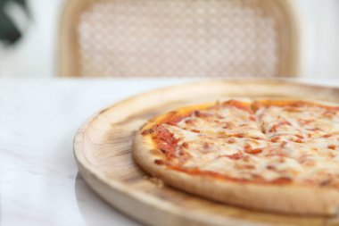 kahve dükkanı arka planda ahşap yemek pizza margarita