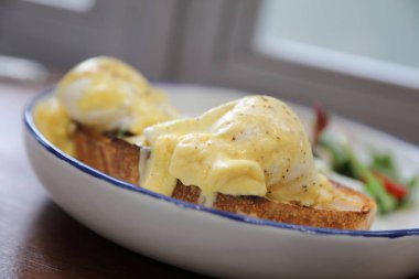 Yumurta benedict, ahşap arka plan, İngiliz kahvaltısı tost ile haşlanmış yumurta