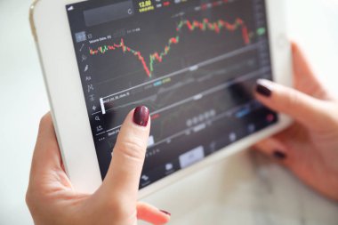 El iş kavramı kafede online stok ticaret tablet ile